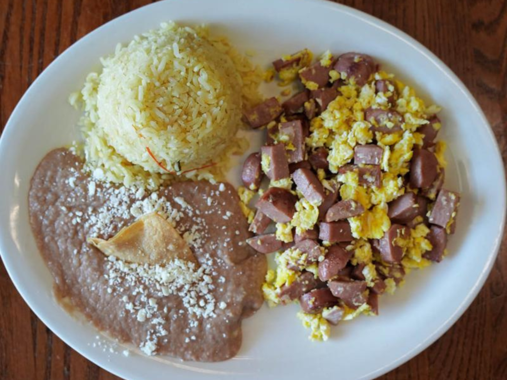 huevos con salchichas